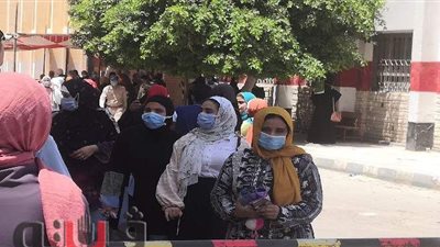 غضب وبكاء بين طالبات الثانوية العامة بمطروح لصعوبي امتحاني الفيزياء والتاريخ | فيديو