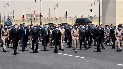 لحظة تقدم السيسي الجنازة العسكرية للفريق العصار  | فيديو