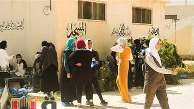 حزن وبكاء وأحضان.. أراء طلاب الثانوية العامة في امتحان الفيزياء.. طالبة: الاختبار في المستوي  فوق  الممتاز.. عفاف: الأسئلة غير مباشرة وتحتاج لوقت.. وولي أمر: مفيش تقدير