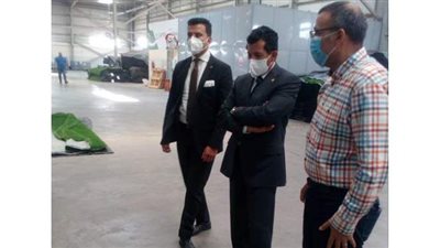 رفع الإنتاج من 600 إلى 7500 متر يوميا.. وزير الرياضة يتفقد مصنع النجيل الصناعى