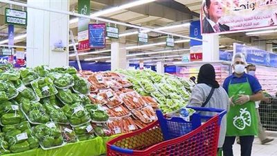 وسط إجراءات وقائية.. استمرار فاعليات مبادرة توفير السلع بتخفضيات 30% | فيديو