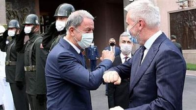وزير الدفاع التركي يلتقي نظيره الإيطالي في أنفرة