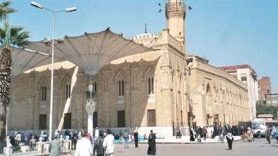 مسجد الحسين  يستقبل المصلين فجر الأربعاء بشكل جزئي بعد إغلاقه 6 أيام