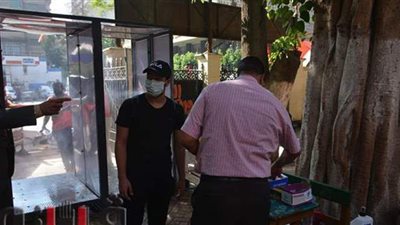 تعقيم المراقبين وطلاب الثانوية بلجنة قصر الدوبارة قبل بدء الامتحانات | فيديو