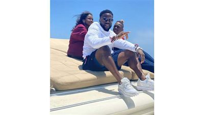 كيفن هارت يحتفل بعيد ميلاده الـ 41 على متن قارب في البحر