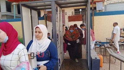 دخول الطلاب في صفوف إلى اللجان منعا للتكدس بالقليوبية | صور