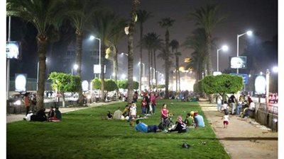 ساحات الميادين .. ملاذ المصريين للهروب من الحر | صور