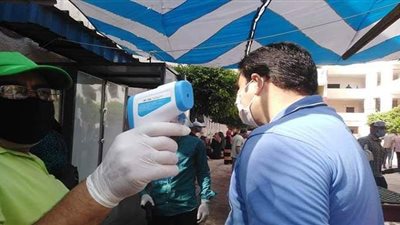 بالكواشف الحرارية..  دخول الطلاب إلى لجان الثانوية العامة بالقليوبية | صور