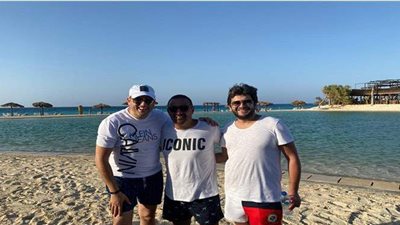 بدون إجراءات احترازية..  فنانون في ضيافة  أحمد السقا بمنزله بالساحل الشمالي | صور