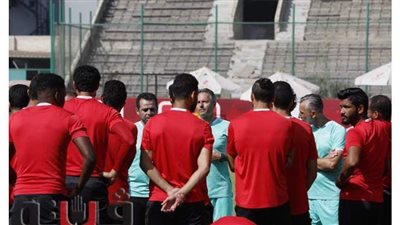 سيزا يجتمع مع لاعبي الأهلي في المران الصباحي