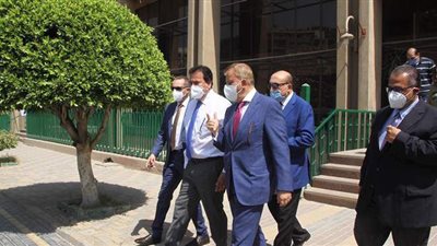 وزير التعليم العالي ورئيس جامعة عين شمس يتفقدان امتحانات الفرق النهائية | صور