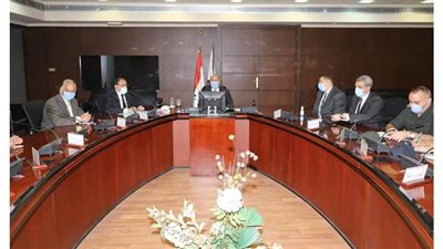 وزير النقل يعقد اجتماعا موسعا مع مستشار رئيس الجمهورية للتخطيط العمراني والجهات المعنية لبحث الإجراءات الخاصة بتشغيل المنظومة