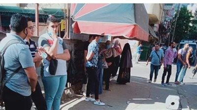 تجمع أولياء الأمور أمام لجنة العطارين بالإسكندرية