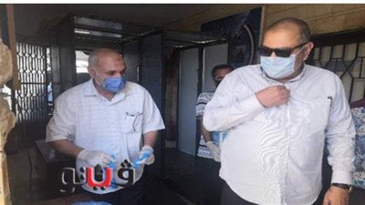 وكيل تعليم مطروح يسلم الكمامات للطلبة أثناء دخول اللجان | صور