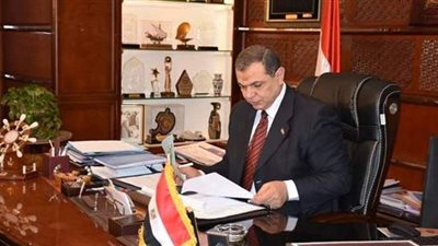 صرف 331 مليون جنيه لـ 288 ألف عامل بـ 2898 منشأة بالسياحة والنسيج وقطاع أخري