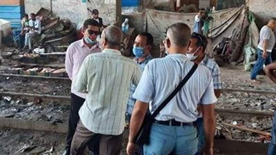 حى العامرية بالإسكندرية يضع بوابات حديدية بمزلقان السكة الحديد