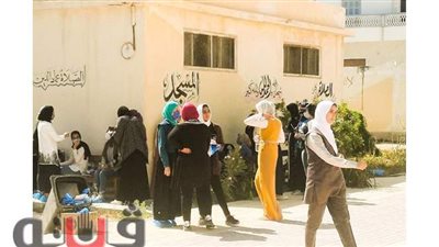 مراجعة اللحظات الأخيرة للطلاب قبل امتحاني الفيزياء والتاريخ بمطروح