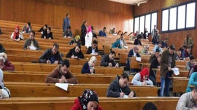 جولة لرئيس جامعة عين شمس خلال أداء طلاب الفرق النهائية الامتحانات