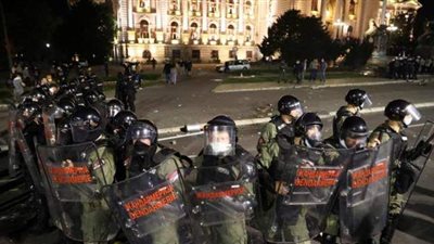 إصابة العشرات فى احتجاجات ببلجراد على إعادة فرض إجراءات العزل العام