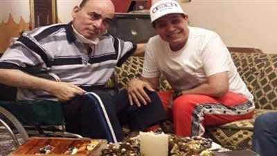 حكيم يزور الشاعر أمل الطائر فى منزله بعد تعرضه لوعكة صحية (صور)