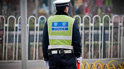 طفل صيني يداعب شرطيا بطريقة لطيفة |  فيديو