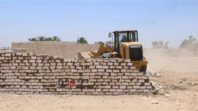 إزالة 89 حالة تعد  بالبناء والزراعة على أملاك الدولة  بقنا ا|صور