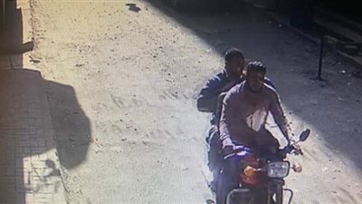 لحظة خطف عاطلين يستقلان دراجة نارية سلسلة ذهبية من سيدة  بالهرم | فيديو وصور