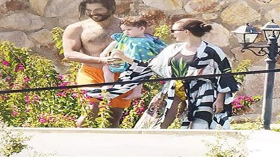 الممثل التركي بوراك أوزجيفيت في إجازة صيفية بصحبة زوجته وابنه