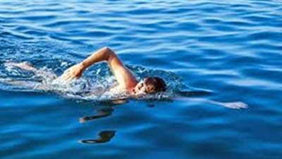 تفسير حلم السباحة في المنام وعلاقته بالحصول على المال والخير بعد الشدّة