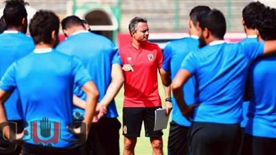 سيزا يحاضر لاعبي الأهلي قبل المران الصباحي