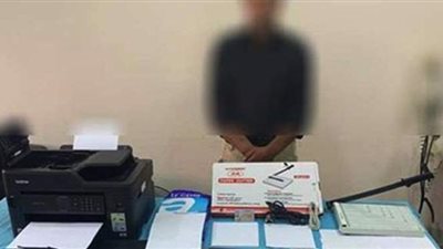 1000 جنيه مزورة بـ 300 صحيحة.. سقوط عاطل يزور العملات الوطنية والأجنبية بالجيزة