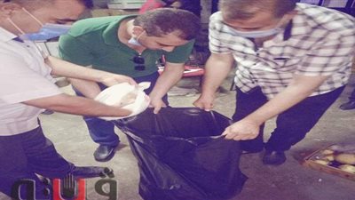ضبط وإعدام أغذية فاسدة داخل مطعم شهير بالزقازيق | صور
