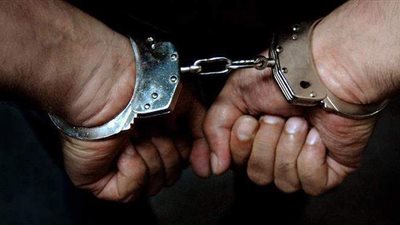 حبس عامل لحيازته 8 قطع أسلحة نارية وكمية من المخدرات بأسيوط 4 أيام