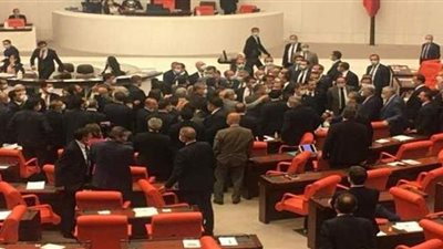 اشتباكات بين نواب المعارضة وحزب أردوغان خلال مناقشة قانون المحامين