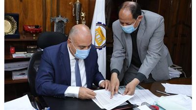 محافظ قنا والسكرتير العام يواصلان استقبال المواطنين لبحث شكواهم