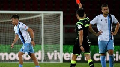 على طريقة عضة لويس سواريز.. إيقاف لاعب لاتسيو 4 مباريات