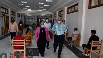 رئيس جامعة جنوب الوادي يتفقد امتحانات كلية التجارة