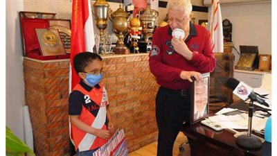 مرتضى منصور يكرم طفلين ويمنحهما العضوية الشرفية