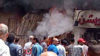 ندب الأدلة الجنائية لمعاينة حريق نشب بمحل أحذية في الإسكندرية