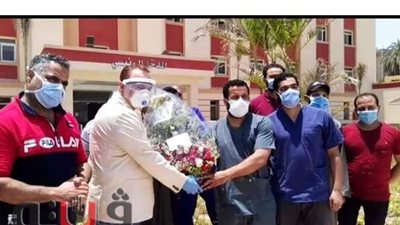 رئيس مدينة ملوي يقدم الورود تكريما لأطباء مستشفى الغزل الصحي | صور