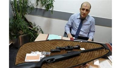ضبط بندقية مفككة بحوزة راكب أمريكي في مطار القاهرة