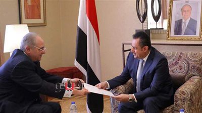 السفير أحمد فاروق يُسلم رئيس الحكومة اليمنية دعوة لزيارة القاهرة