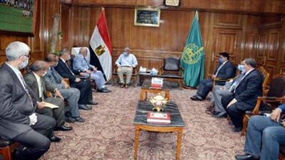 محافظ القليوبية يناقش التحول الرقمي بالمراكز والأحياء مع وفد 