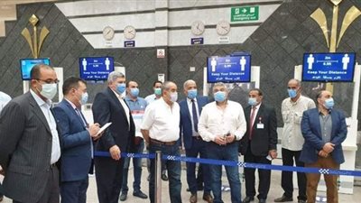 وزير الطيران يتفقد الحركة السياحية بمطاري شرم الشيخ وطابا