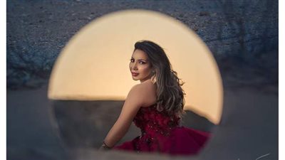 رولا أسير  بلوك  الأحمر الماروني بتوقيع مصمم الأزياء بهيج حسين