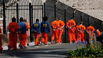 الإفراج عن 8 آلاف سجين أمريكي بسبب كورونا.. وترامب يصدر عفوًا خاصًا عن صديقه روجر ستون