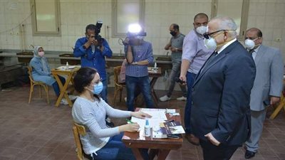 الخشت خلال تفقده الامتحانات: سلامة الطلاب والعاملين فوق أي اعتبارات | فيديو