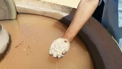 «دروب الجبال».. ممرات آمنة لعصابات تهريب الصخور في قنا.. «الفوسفات» ينضم لقائمة «الأكثر مبيعًا».. وانتعاش في أسواق الذهب