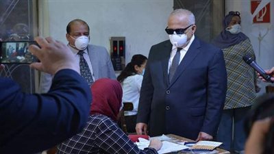 رئيس جامعة القاهرة يتفقد امتحانات الفرق النهائية | فيديو وصور