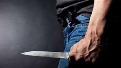 بعد خروجه من المسجد .. مهتز نفسيا يطعن جاره في الشارع بالمنيا